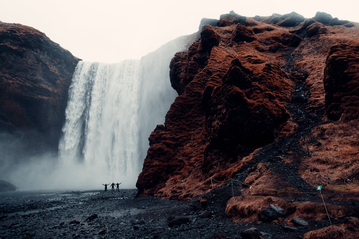 Majestätischer Wasserfall in den Anden